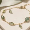 五行木客製水晶手鍊示意，綠色晶石金鍊搭配柔和緞帶與精品飾品構圖